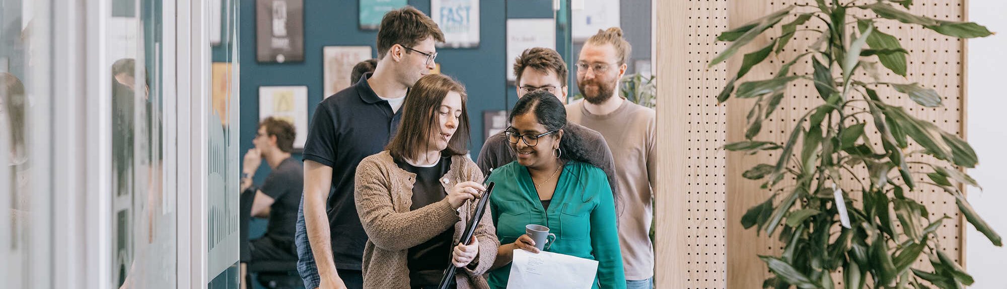 Medarbejdere i samtale på gang